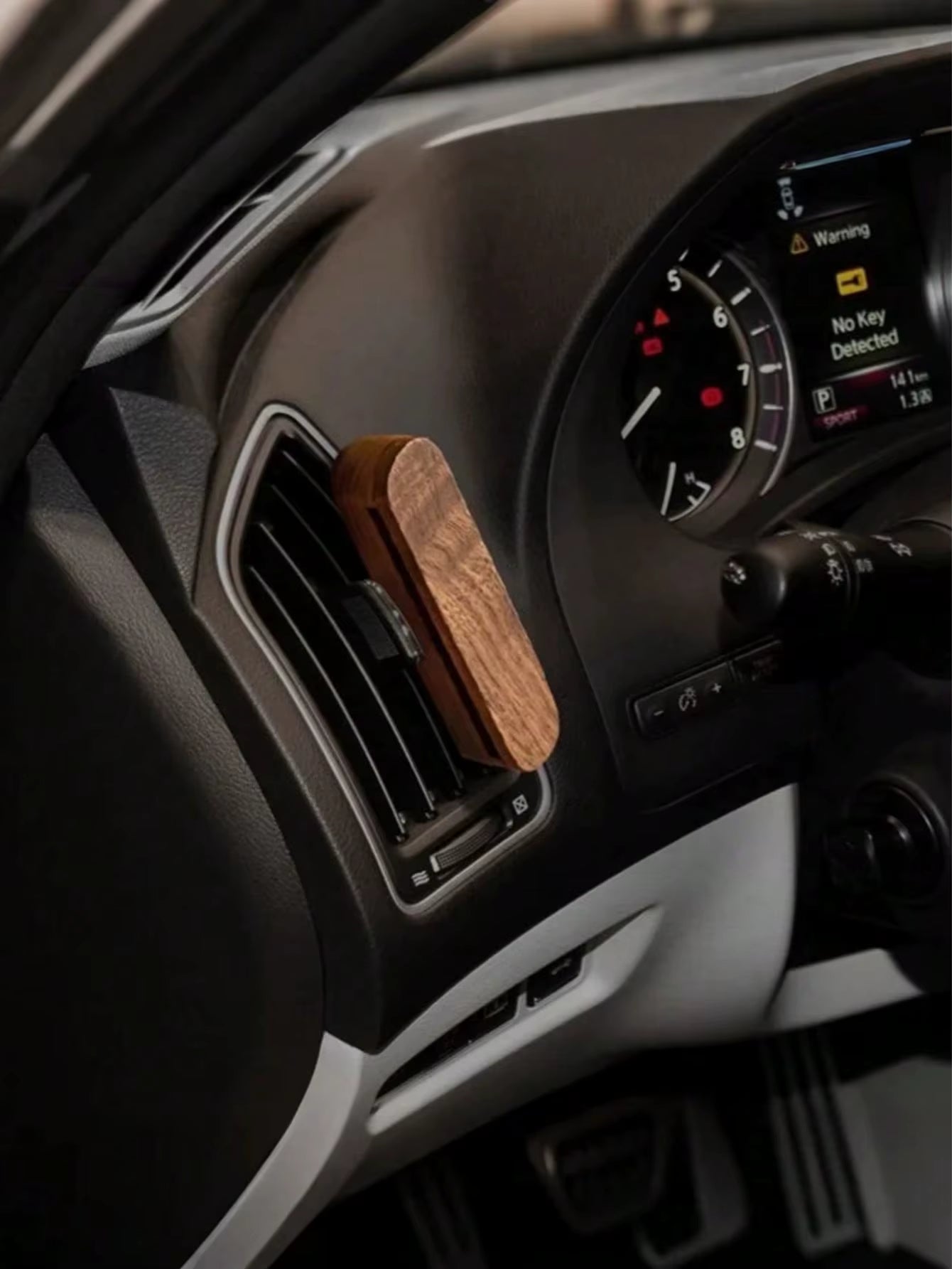 Solid Wood Car Air Vent Diffuser Clip – Suitable for Car, Office and Home Scenarios, a Trendy Lifestyle Car Accessory